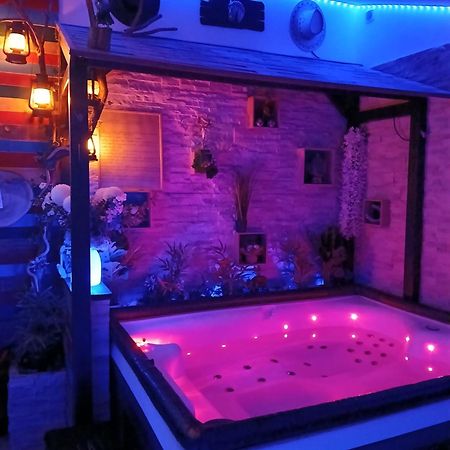 L'Histoire De L'Ouest , Jacuzzi Appartement Dole Exterior photo