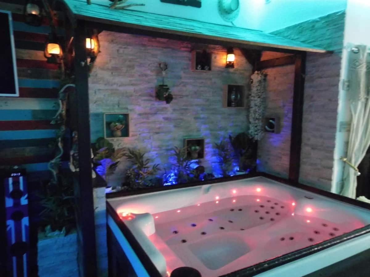 L'Histoire De L'Ouest , Jacuzzi Appartement Dole Exterior photo